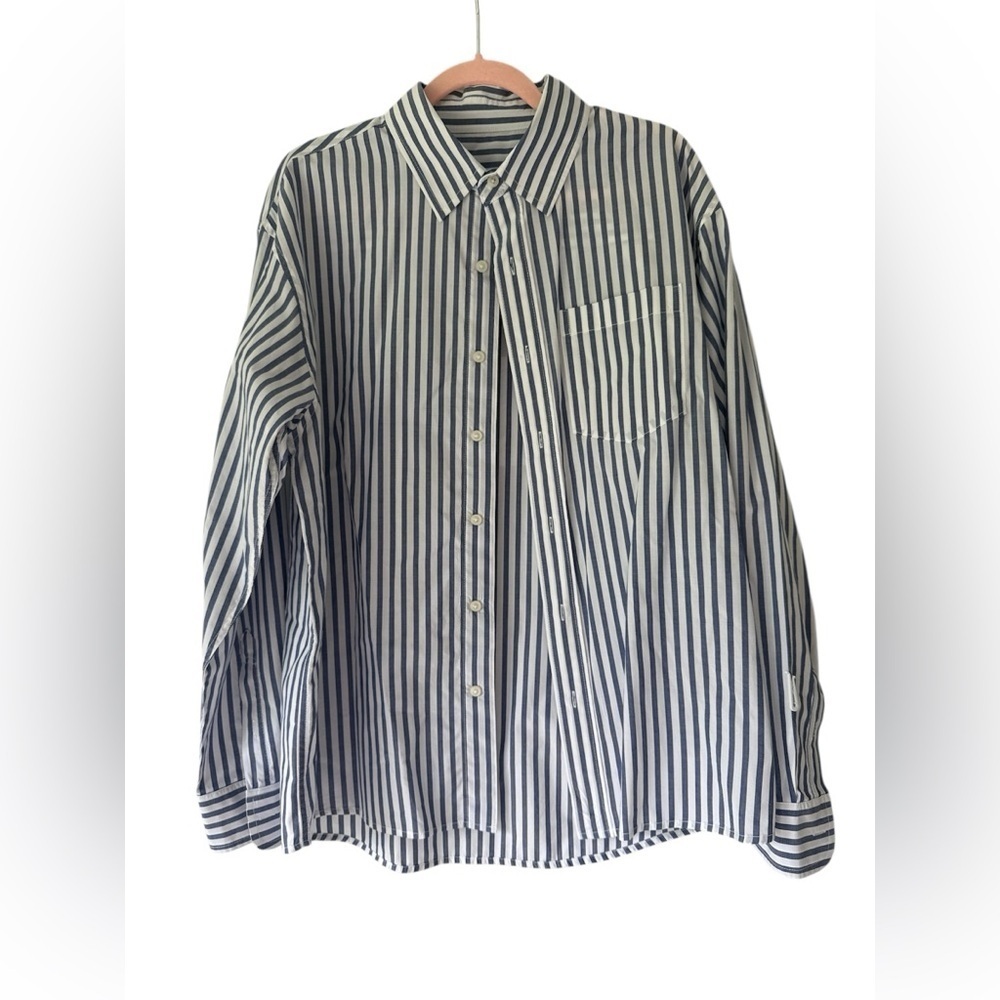 American Eagle Outfitters Blue and White Casual Button Down Shirt